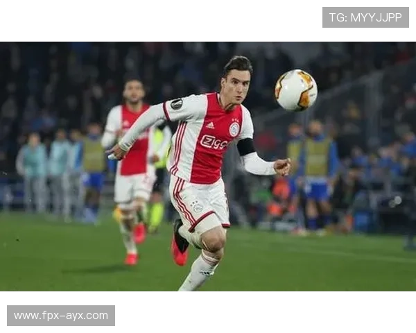 塔利亚菲科坐镇左路，阿贾克斯防线再添硬度