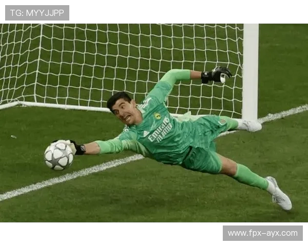 库尔图瓦欧冠封神时刻：关键扑救助球队登顶欧洲之巅