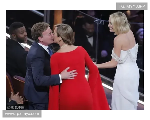 艾莉森·施米特领衔美国游泳队再创佳绩，强势摘得金牌引发关注